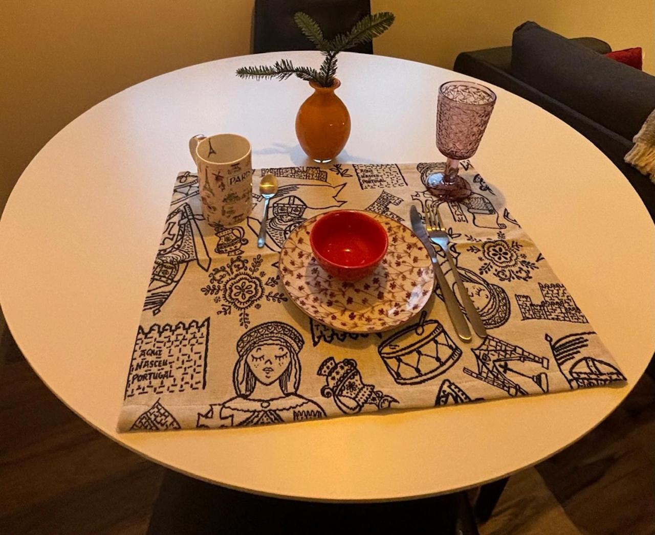 Three Little Birds -redbird Apartment